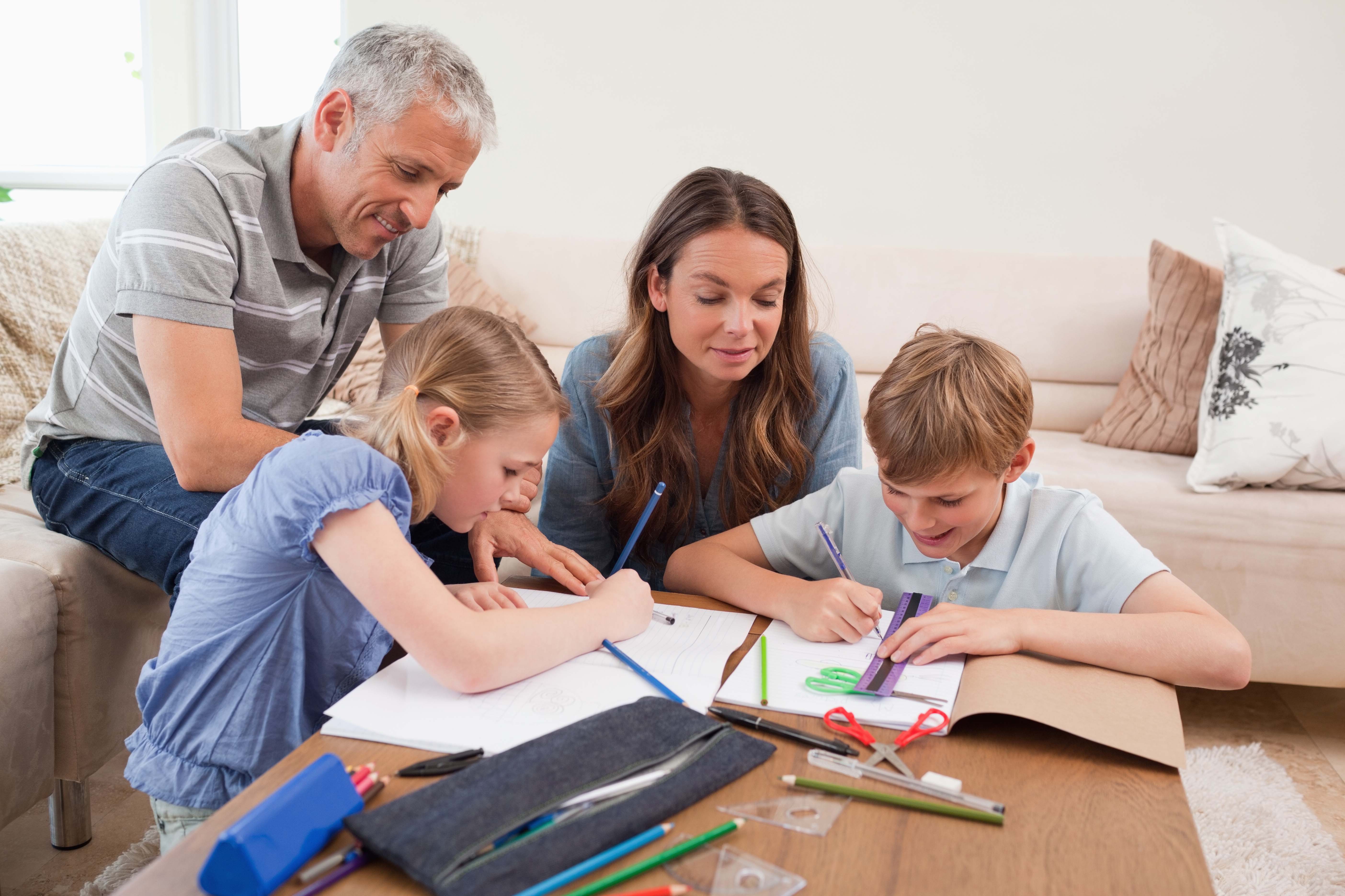 Parents school. Семья с детьми школьниками. Родители и школьники. Родители и дети в школе. Младший школьник с родителями.